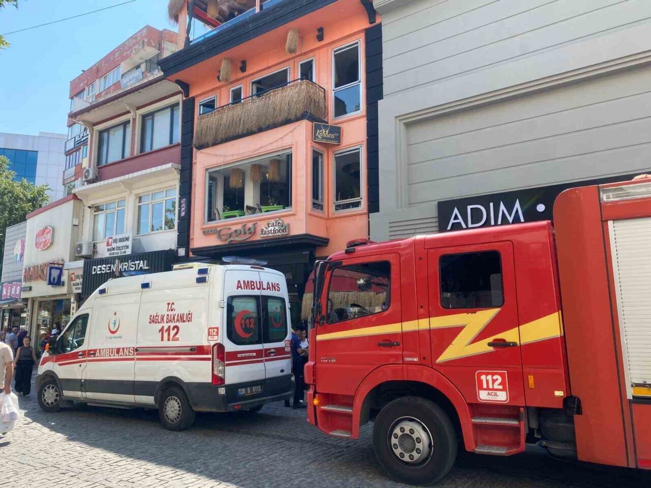 Denizli’nin Merkezefendi ilçesi Bayramyeri Çarşısında faaliyet gösteren kafede fritözden yangın