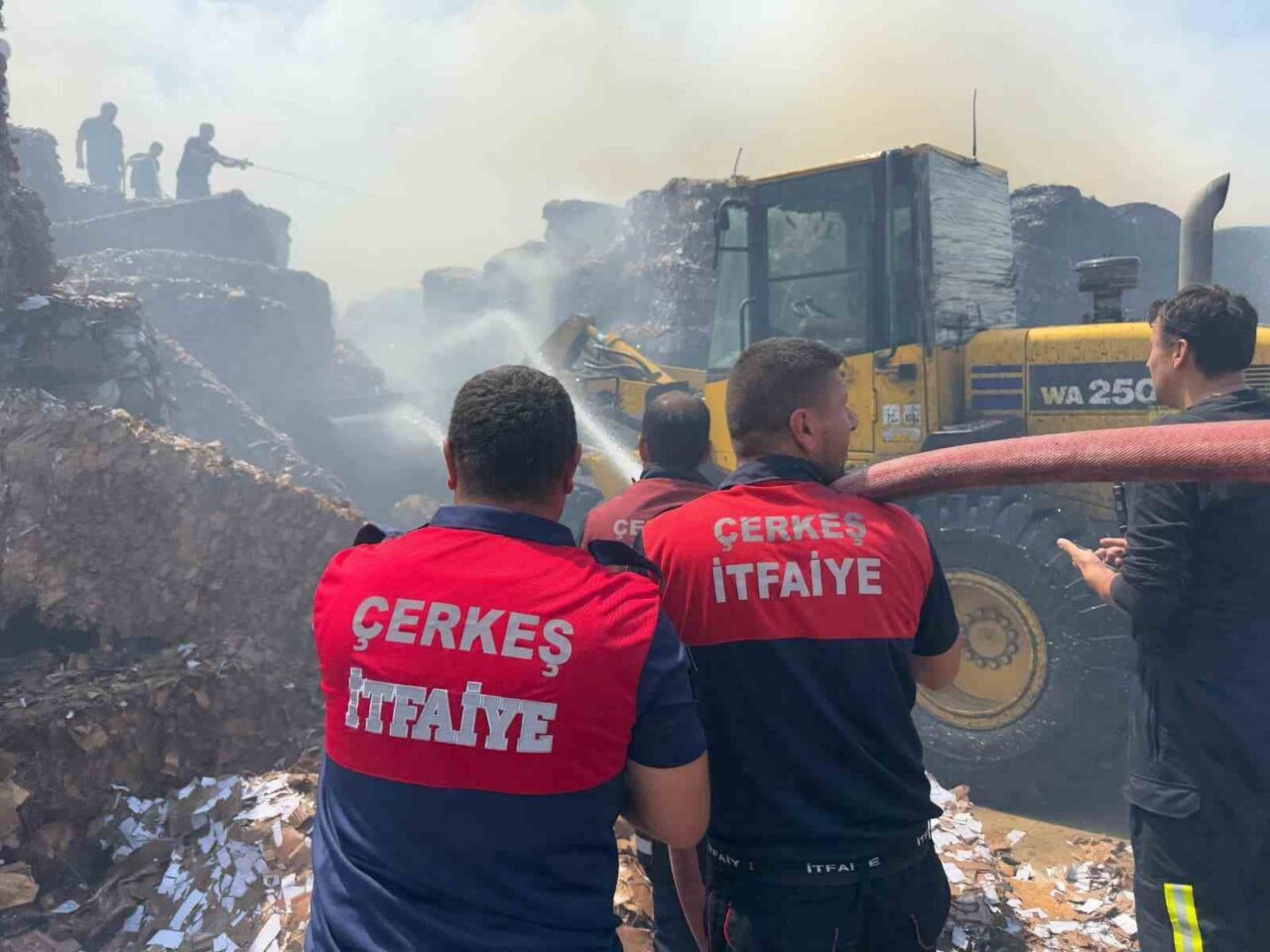 Çankırı’nın Çerkeş ilçesinde bir kağıt fabrikasının hammaddelerinin depolandığı alanda çıkan
