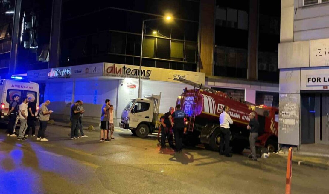 İstanbul Kağıthane’de 5 katlı iş merkezinin çatısında yangın çıktı. Yangın,