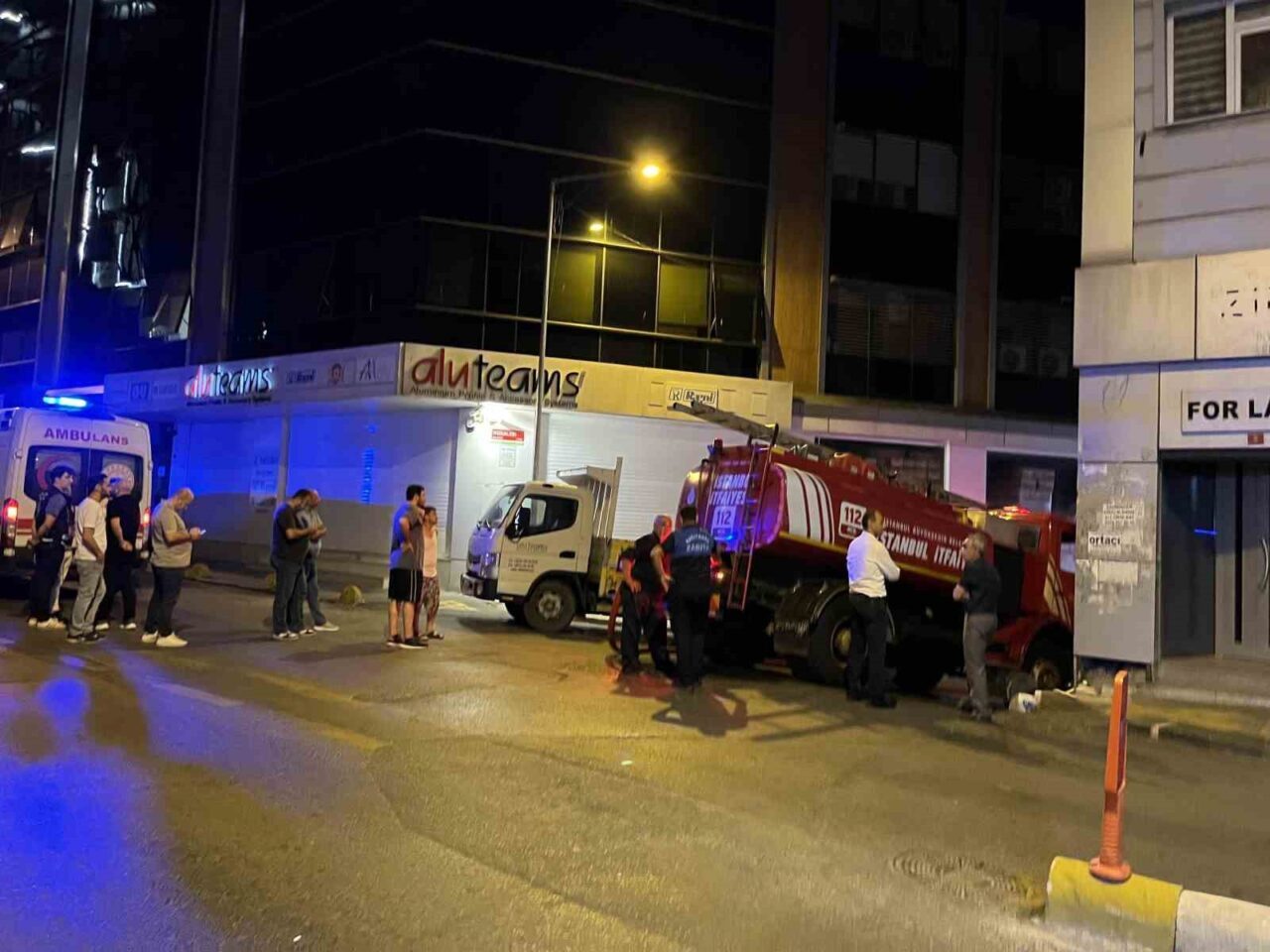 İstanbul Kağıthane’de 5 katlı iş merkezinin çatısında yangın çıktı. Yangın,