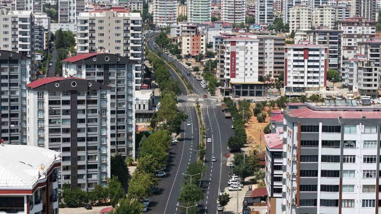 Kahramanmaraş Büyükşehir Belediyesi, Onikişubat Haydarbey Mahallesi’nin ana ulaşım arterlerinden biri