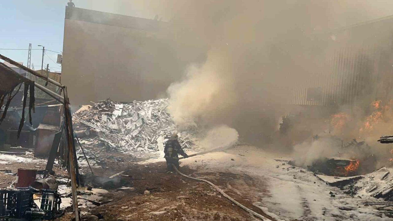Kahramanmaraş’ta ahşap palet üretim tesisinde çıkan yangın itfaiye ekiplerinin müdahalesiyle