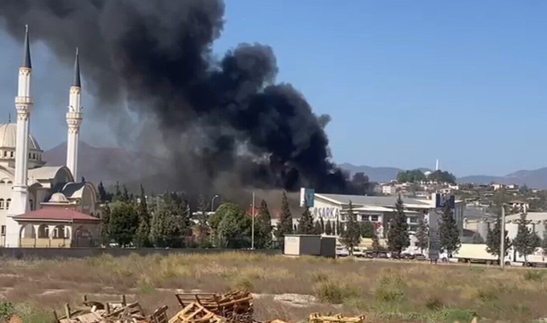 Kahramanmaraş’ta bir kağıt fabrikasında yangın çıktı. Yangın, Türkoğlu ilçesi Kılılı