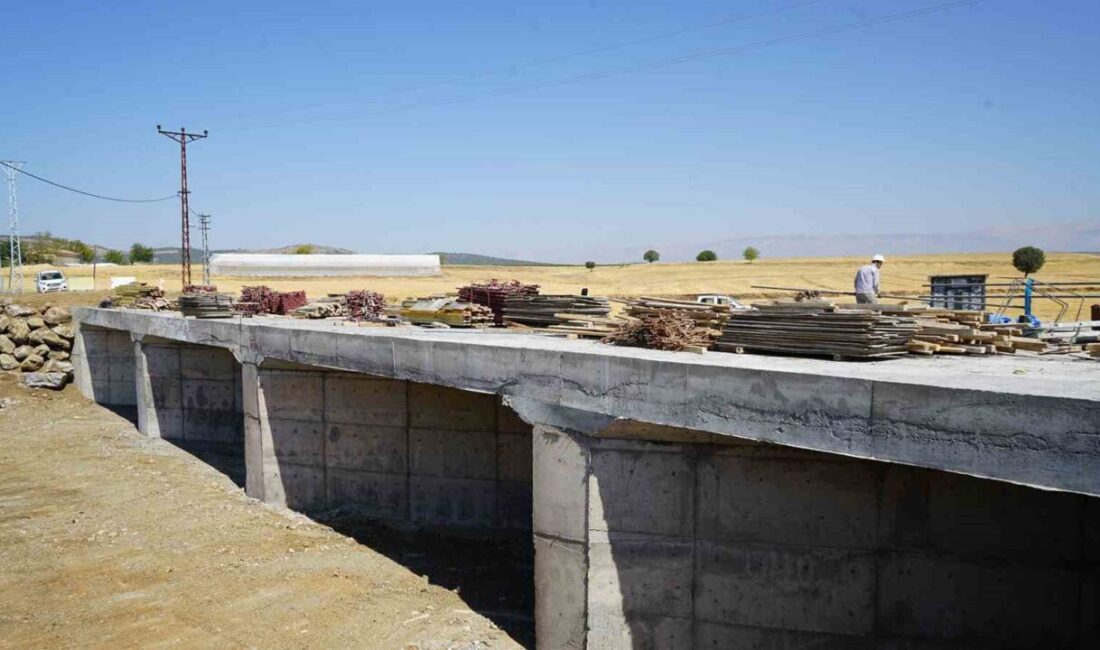 Kahramanmaraş Büyükşehir Belediyesi, Dulkadiroğlu’nun kırsal mahallelerinden Yeniyurt’un eski köprüsü yerine,