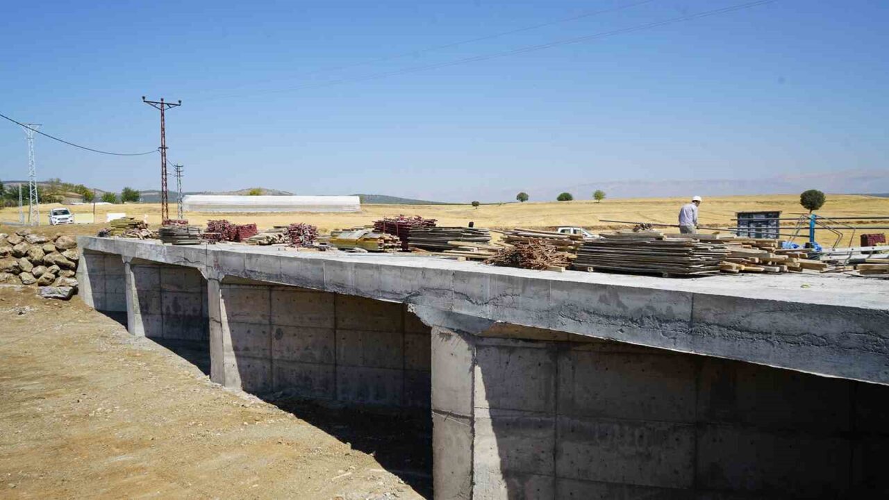Kahramanmaraş Büyükşehir Belediyesi, Dulkadiroğlu’nun kırsal mahallelerinden Yeniyurt’un eski köprüsü yerine,