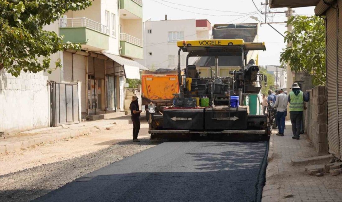 Adıyaman’ın Kahta ilçe Belediyesi sıcak asfalt çalışmalarıyla yolları yenileyerek ilçenin