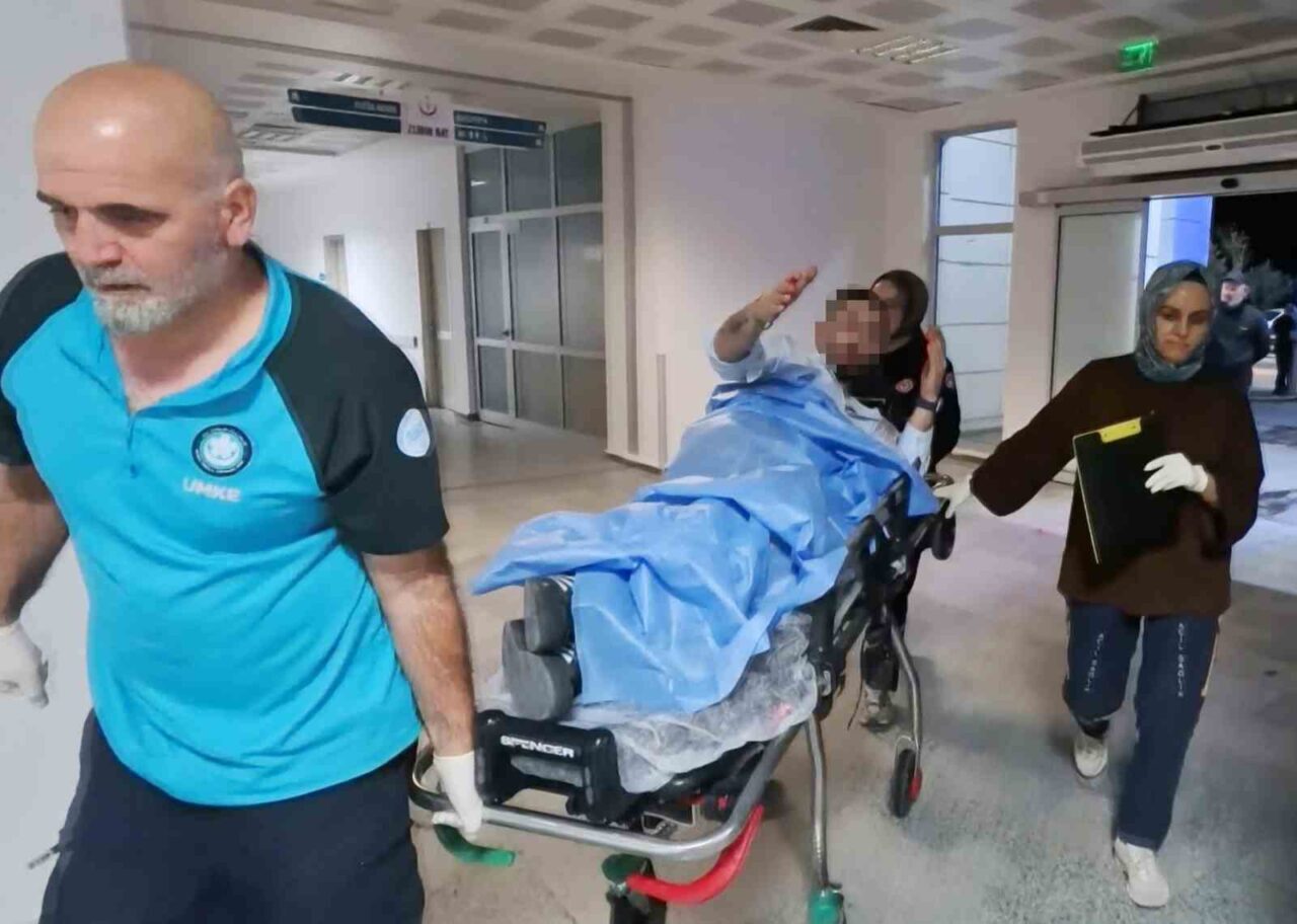 Aksaray’da tartıştığı arkadaşı tarafından kalçasından bıçaklanan şahıs, olayı görüntüleyen basın