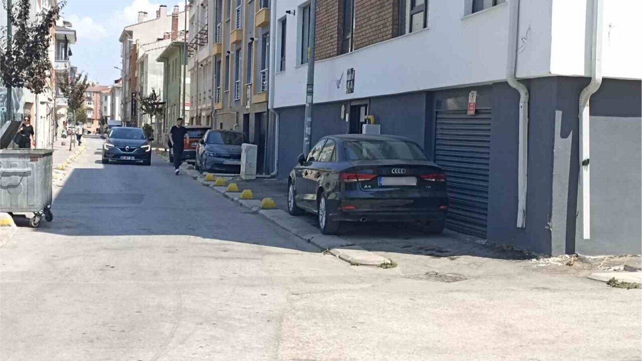 Eskişehir’in bazı cadde ve sokaklarında, konulan dubalara rağmen kaldırımlara park