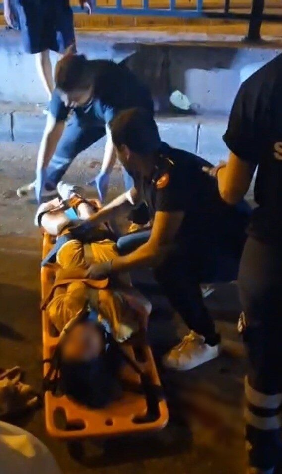Aydın’ın Kuşadası ilçesinde abla ve kız kardeşi, babalarından gizlice aldıkları
