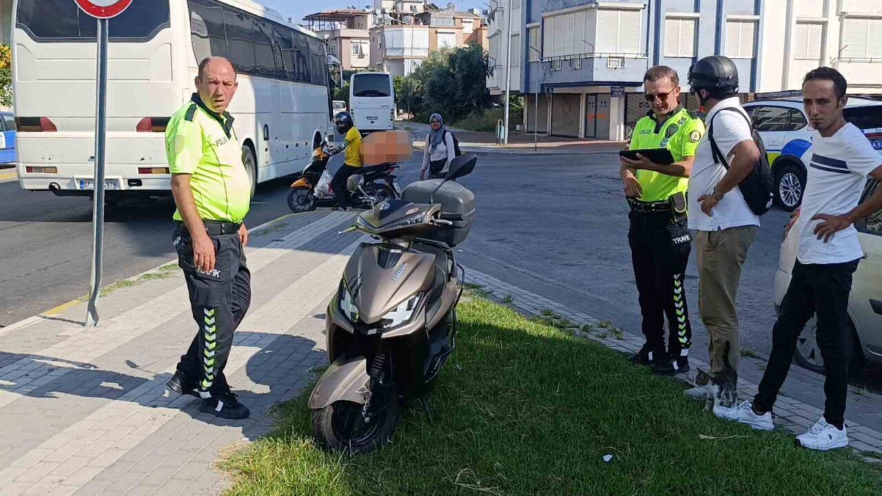 Antalya’nın Manavgat ilçesinde seyir halindeki motorlu bisikletin kaldırıma çıkarak trafik