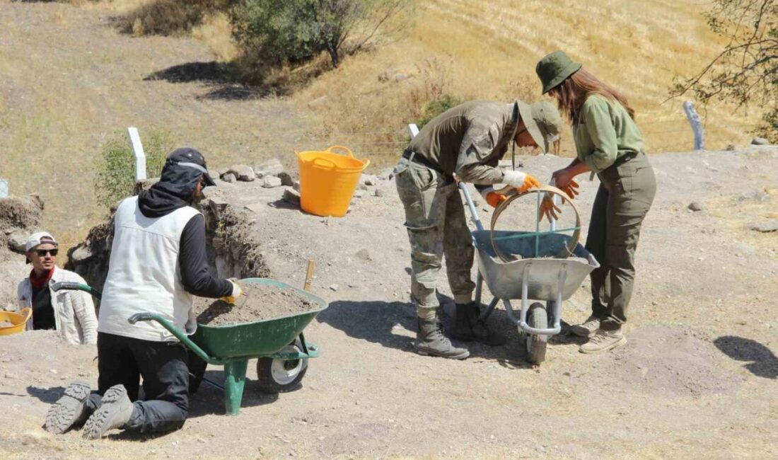 Çorum’un Alaca ilçesindeki Kalehisar ören yerinde, yapılan kazı çalışmalarına katılan
