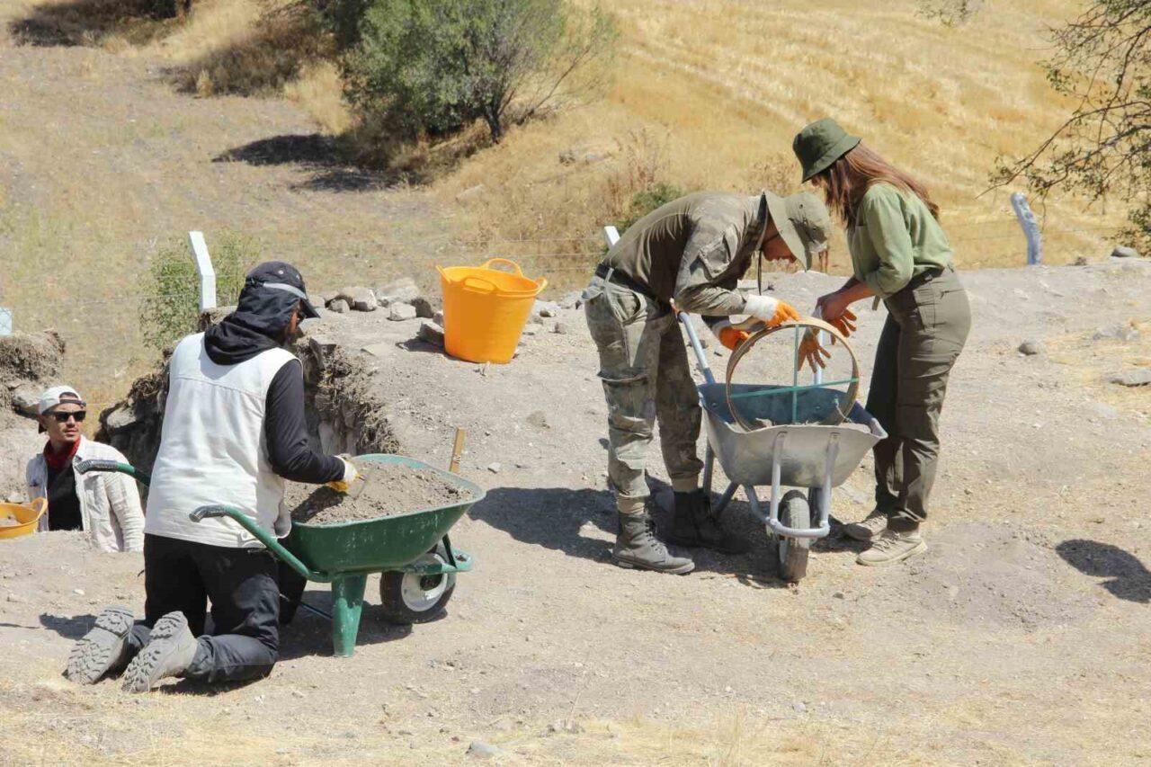 Çorum’un Alaca ilçesindeki Kalehisar ören yerinde, yapılan kazı çalışmalarına katılan
