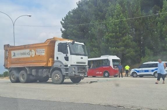 DÜZCE(İHA) – Düzce Bahçeşehir bölgesinde kamyon ile yolcu minibüsünün karıştığı
