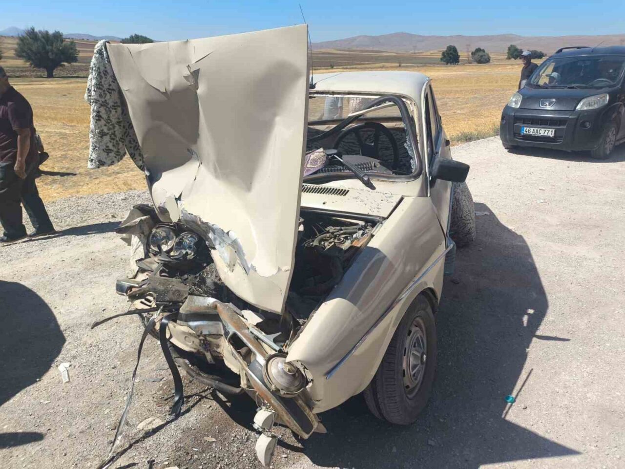 Kahramanmaraş’ın Afşin ilçesinde otomobil ile kamyonetin karıştığı kazada 2 kişi