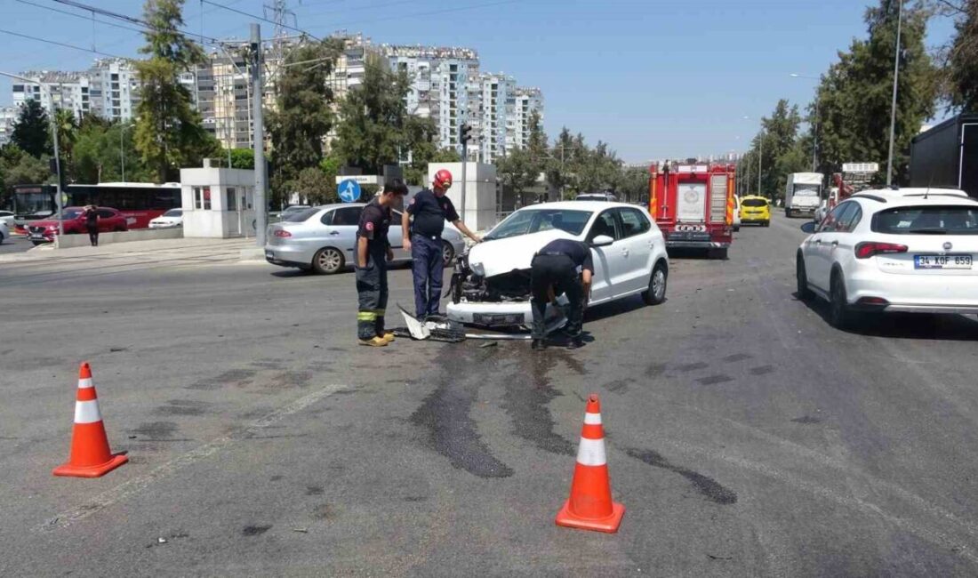 Antalya’da otomobil ile kamyonetin kavşakta çarpışması sonucu meydana gelen kazada,