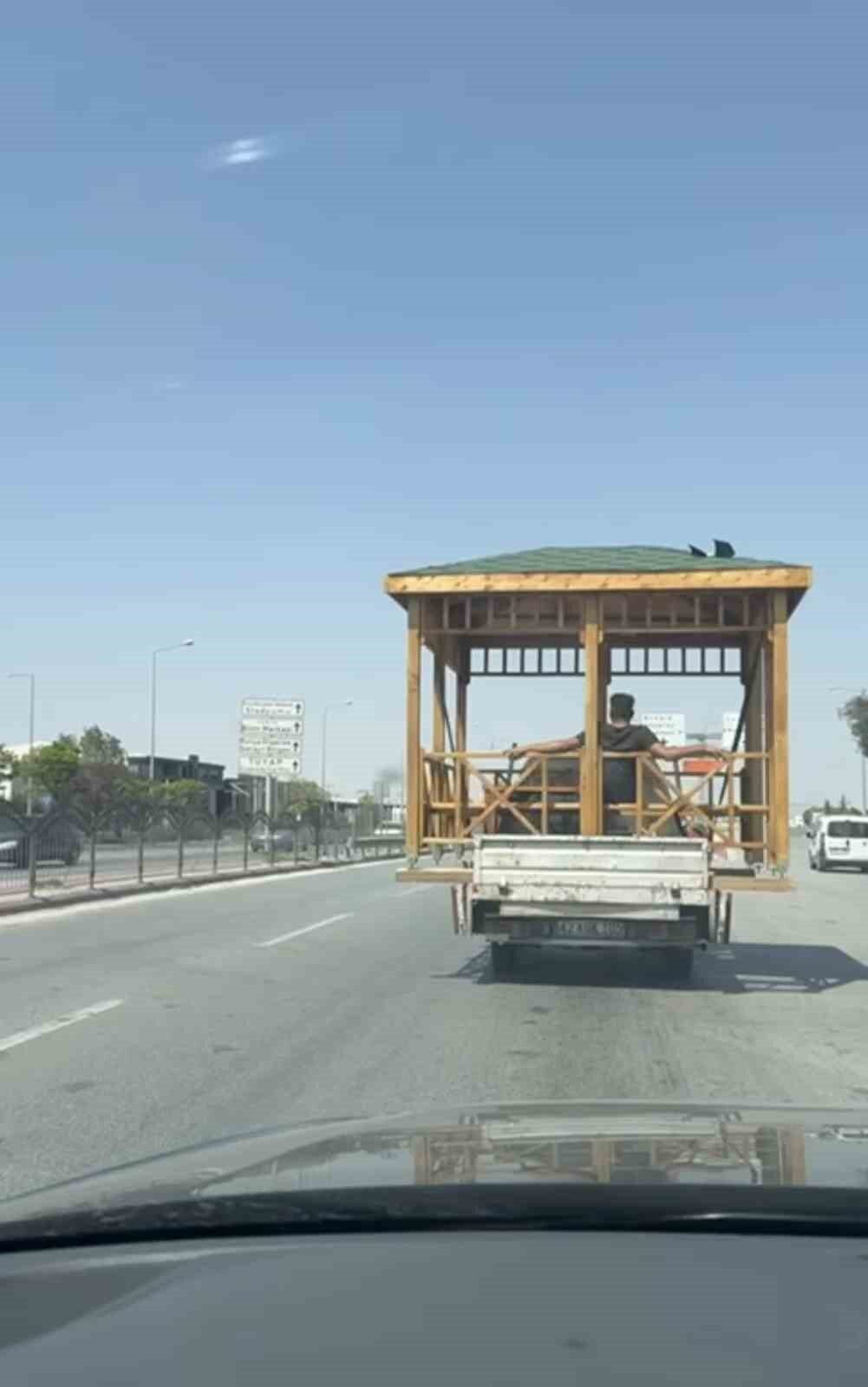 Konya’da trafikte seyreden bir kamyonetin kasasında taşınan kamelyada oturan vatandaş,