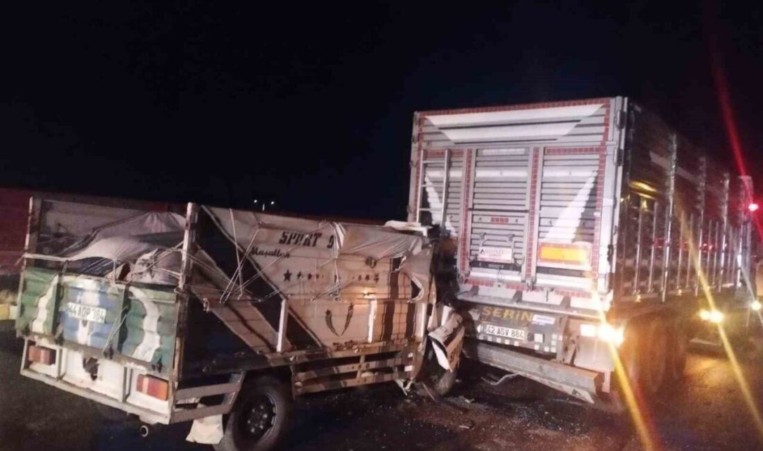 Konya’nın Ereğli ilçesinde kamyonetin trafik ışıklarında bekleyen tıra arkadan çarpması