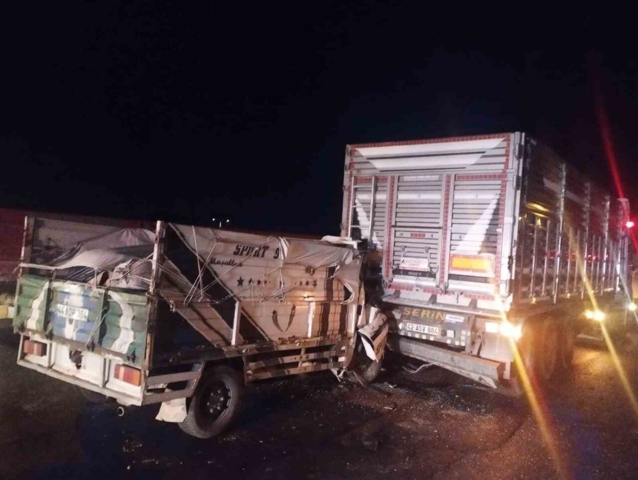 Konya’nın Ereğli ilçesinde kamyonetin trafik ışıklarında bekleyen tıra arkadan çarpması
