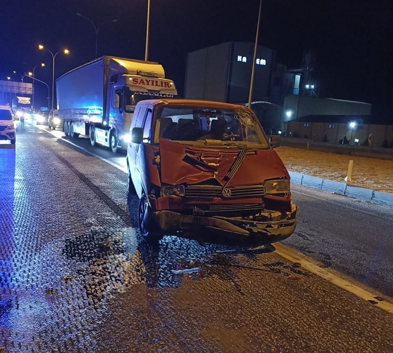 Konya’nın Karapınar ilçesinde kamyonetin tıra çarpması sonrası meydana gelen trafik