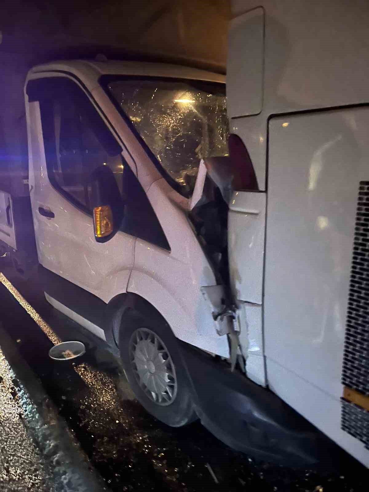 Afyonkarahisar’da kamyonetin yolcu otobüsüne çarpması sonucu meydana gelen trafik kazasında