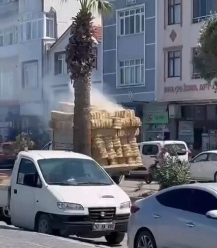 Kastamonu’nun Çatalzeytin ilçesinde seyir halindeki kamyonetin kasasındaki saman balyaları alevlere