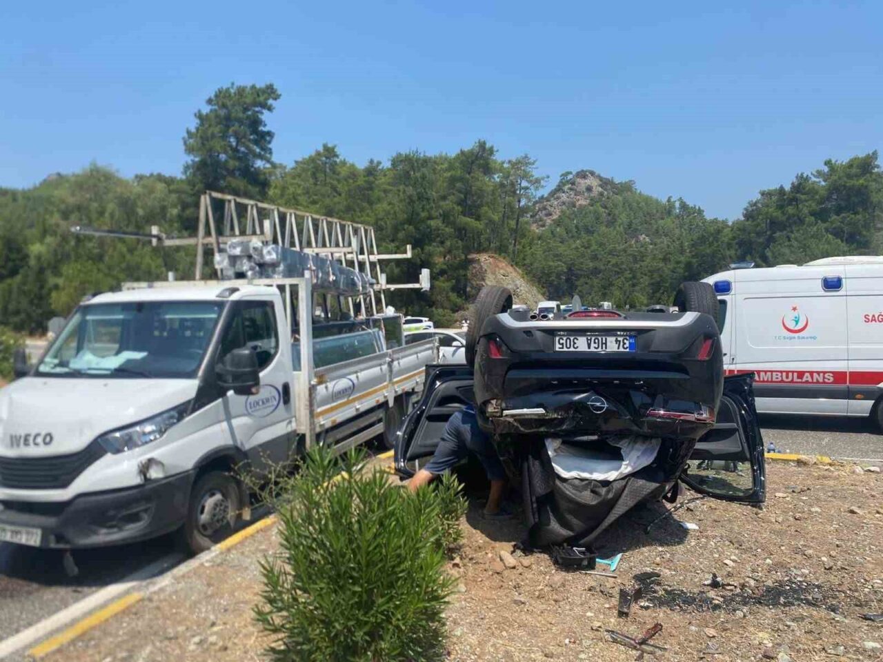 Muğla’nın Marmaris ilçesinde kamyonet ile otomobilin çarpışması sonucu meydana gelen