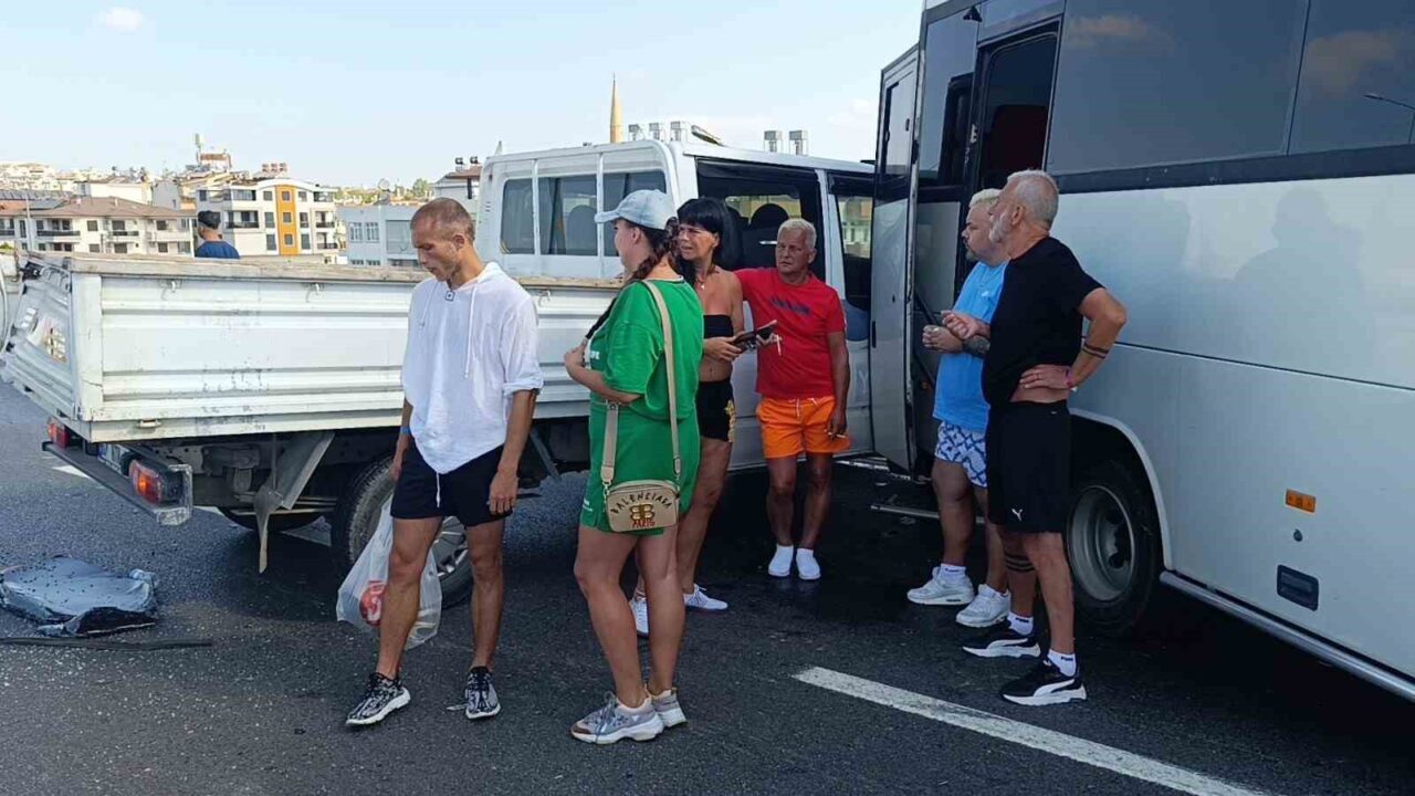 Antalya’nın Manavgat ilçesinde yola dökülen kapı-pencere gibi malzemelere çarpmamak için