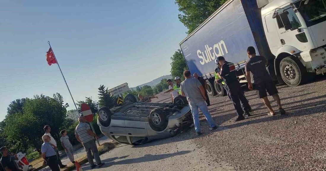 Bursa’nın İnegöl ilçesinde kamyon ile çarpışan otomobilin takla attığı kazada,