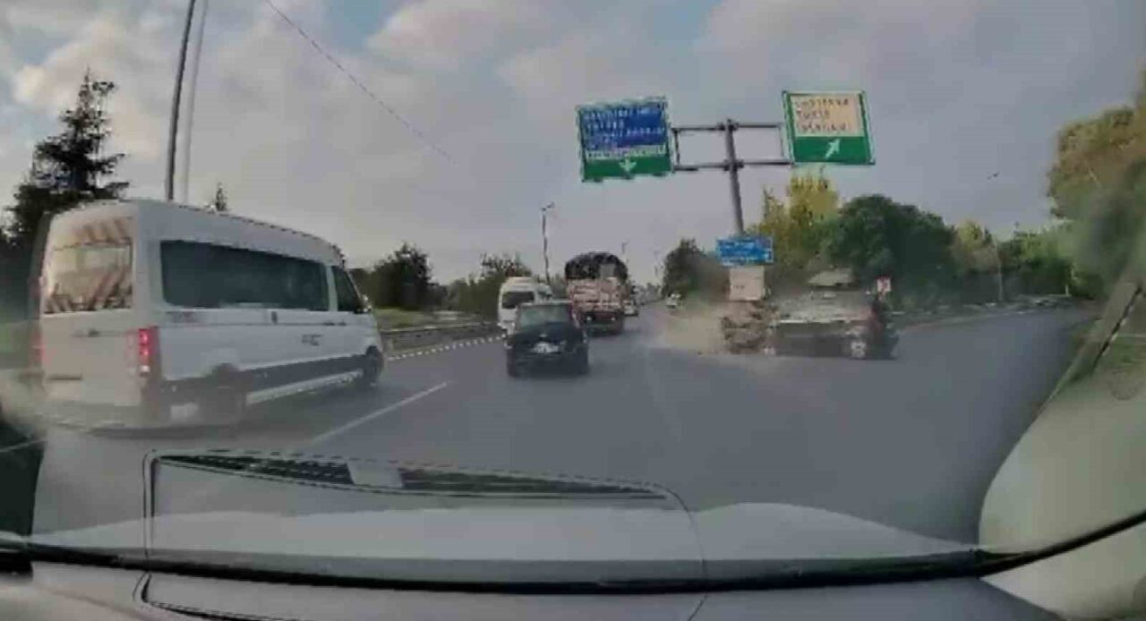 Kocaeli’nin Gebze ilçesinde ana yola bağlanmaya çalışan otomobil, kamyonetle çarpışmaktan