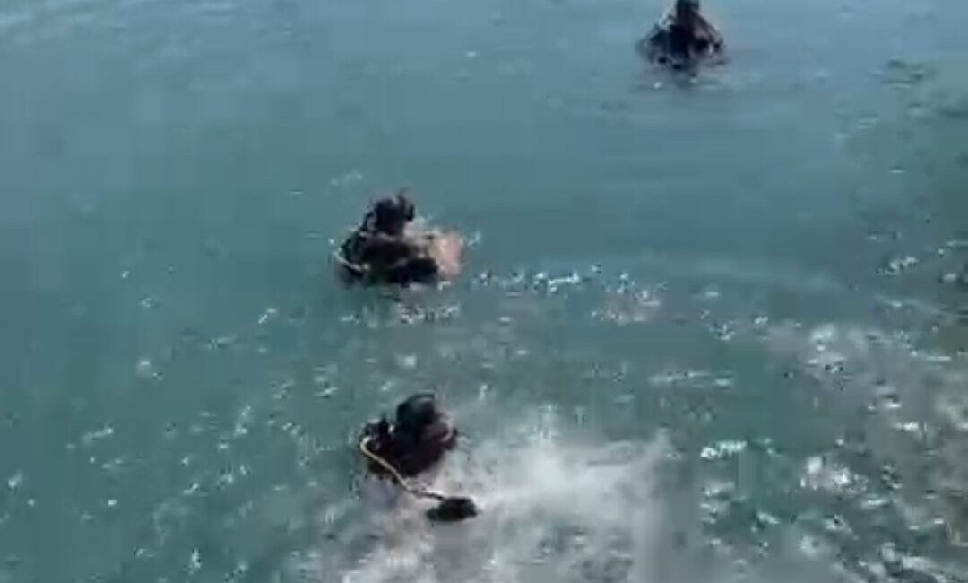 Adana’da bir kişi sulama kanalına düşen cep telefonunu almak isterken