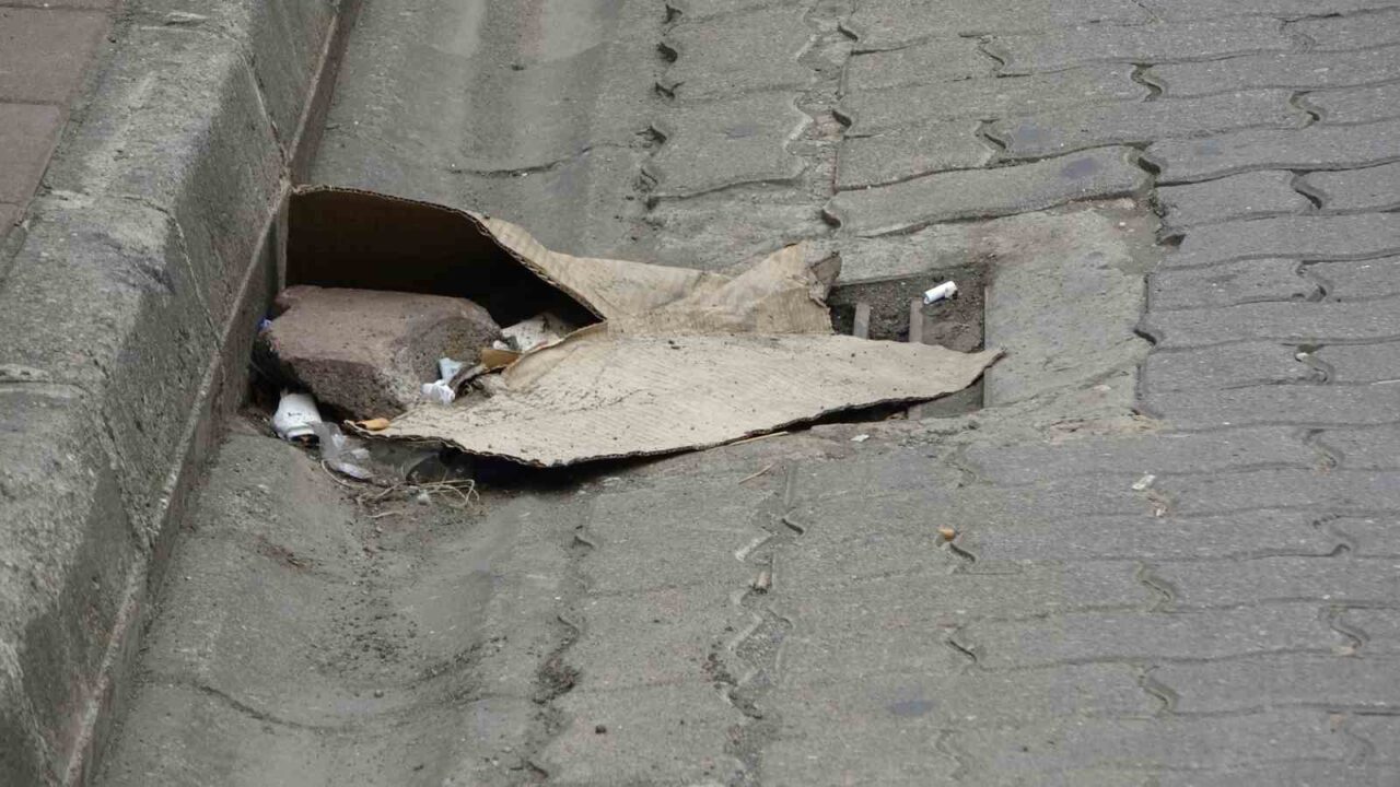 Trabzon’un Beşikdüzü ilçesinde kanalizasyon hatlarında yayılan kötü koku nedeniyle zor