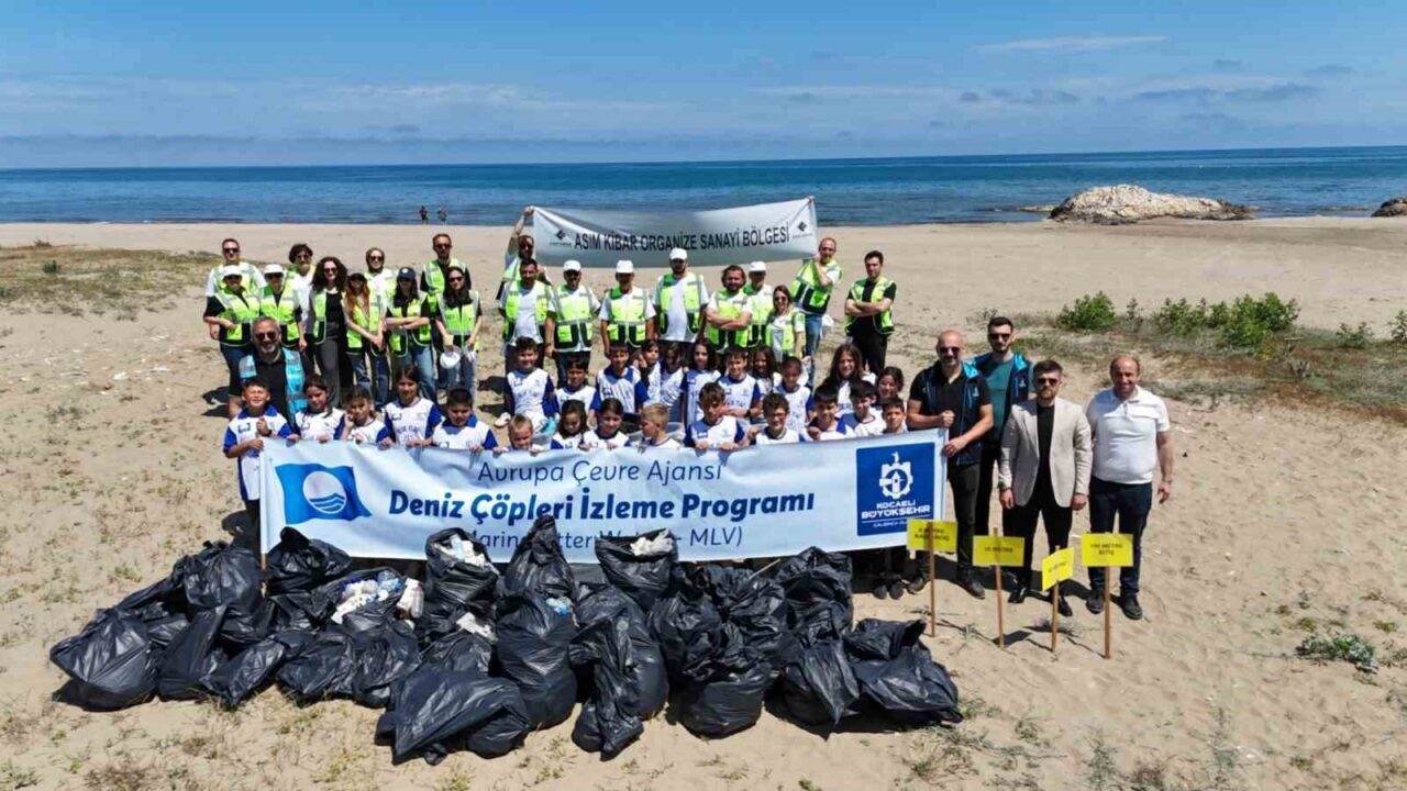 Kandıra ilçesinde Diriliş Koyu ve Uzunkum Sahili’nde gerçekleştirilen kıyı temizliği
