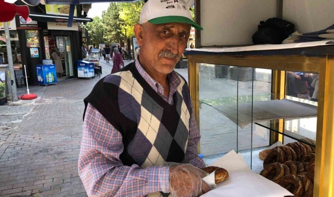 Eskişehir’de bir seyyar simitçi, akciğer kanseri olmasına rağmen bazen günde