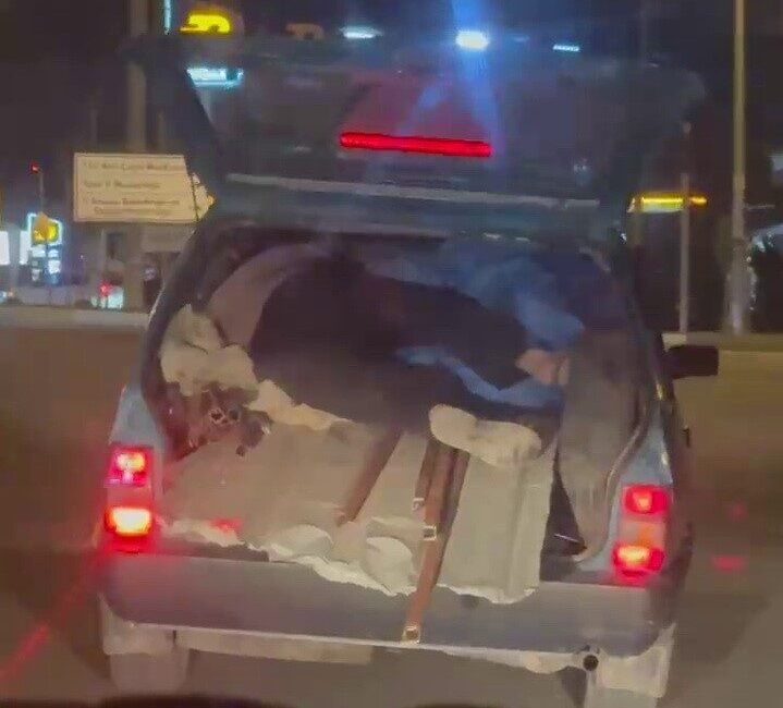 Adıyaman’da, bir kişinin kapağı açık bagajda yük üzerinde yolculuk yapması