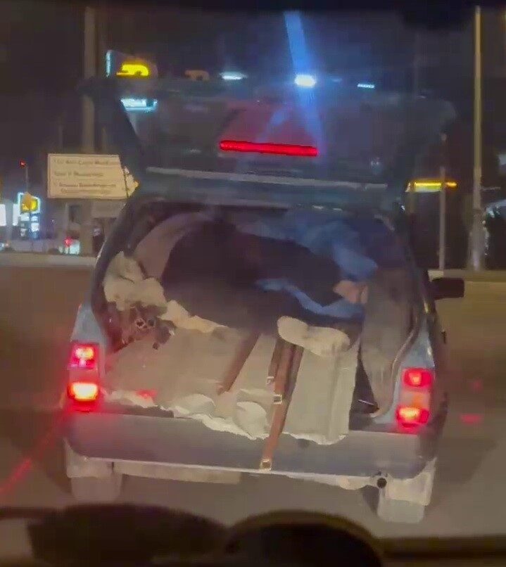 Adıyaman’da, bir kişinin kapağı açık bagajda yük üzerinde yolculuk yapması