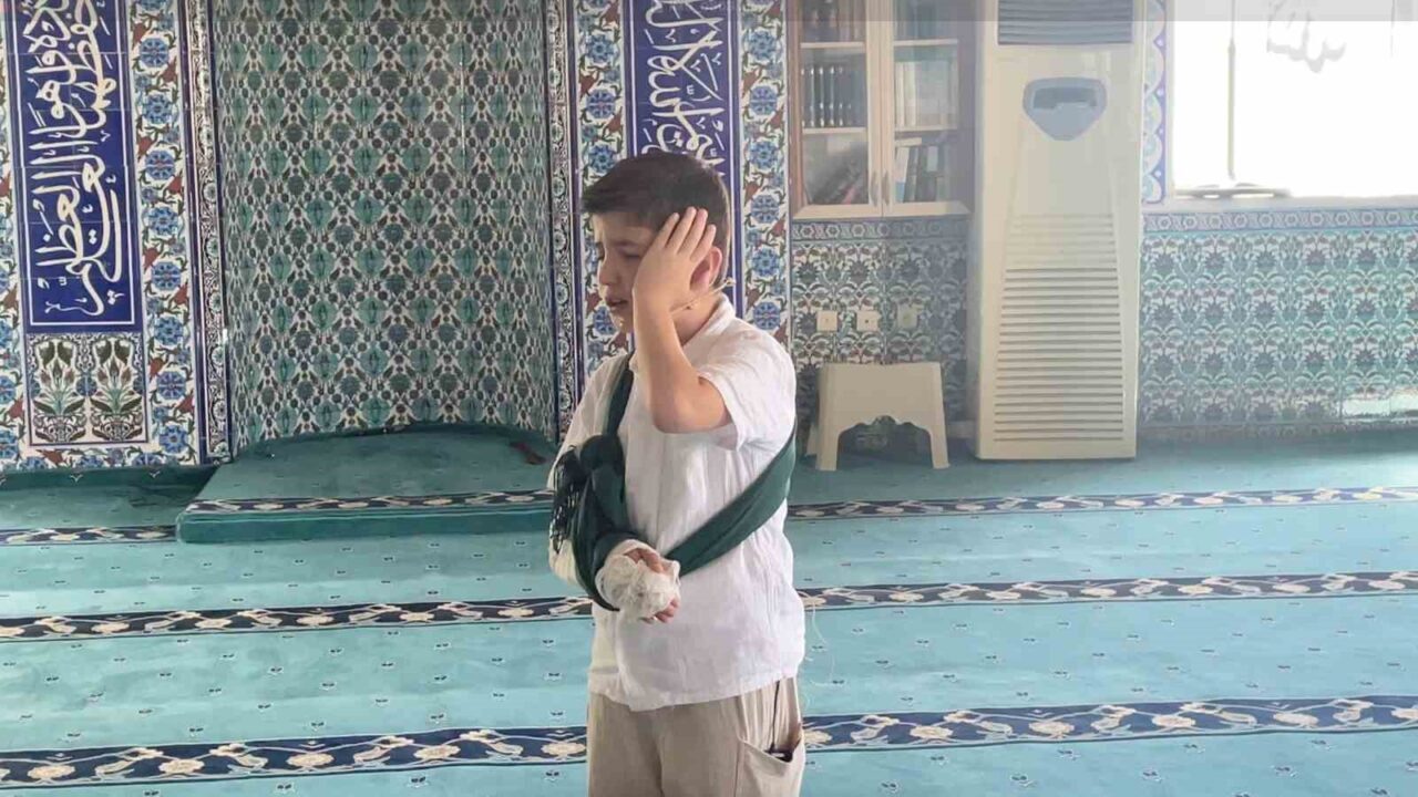 Tekirdağ Kapaklı ilçesinde bulunan Ulu Cami’de 10 yaşındaki çocuğun okuduğu