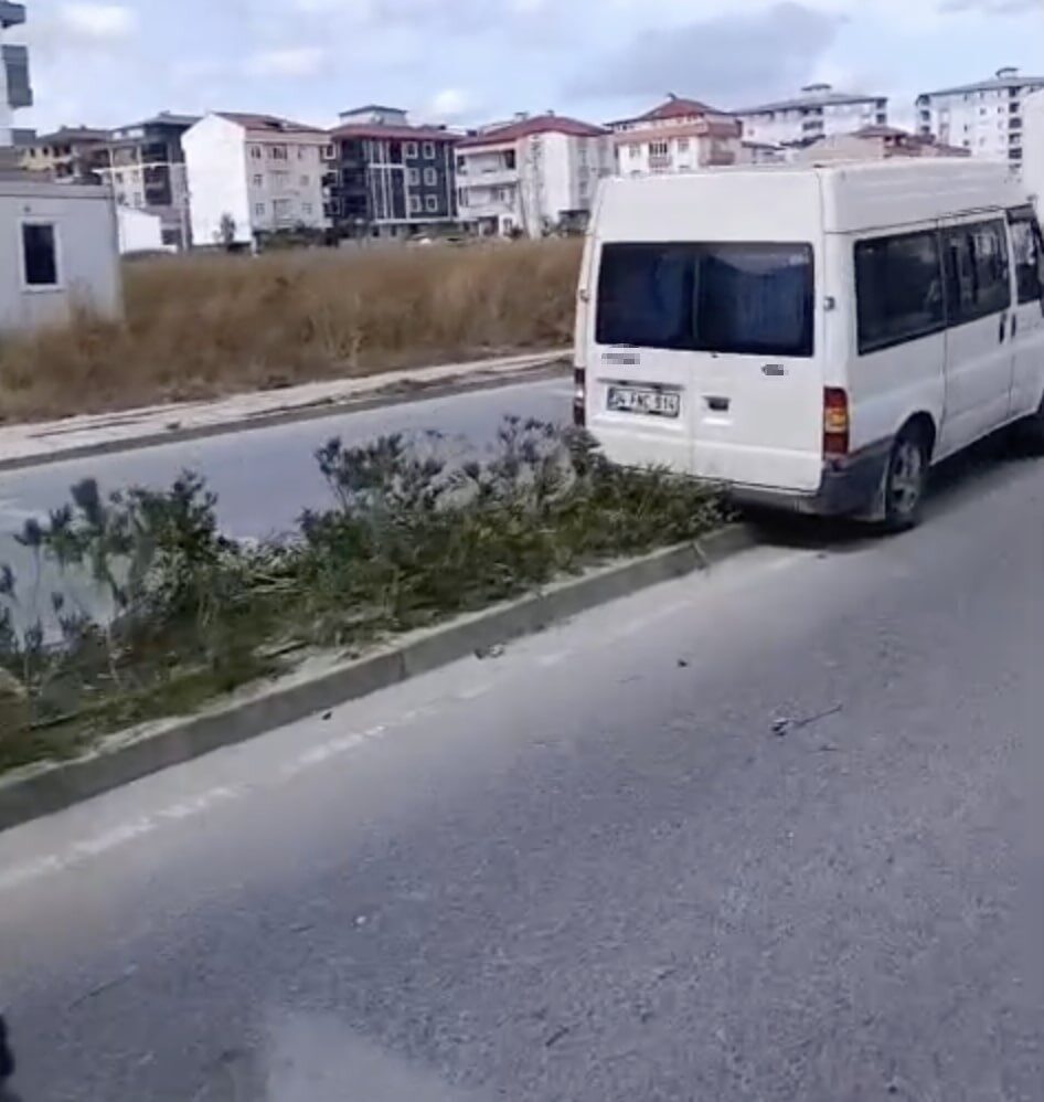 Tekirdağ’ın Kapaklı ilçesinde kontrolden çıkan minibüs, refüjdeki bir ağacı ve