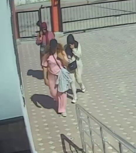 Adana’da 3 kadın, yüzlerini eşarp ve şapkayla gizleyip bir evin