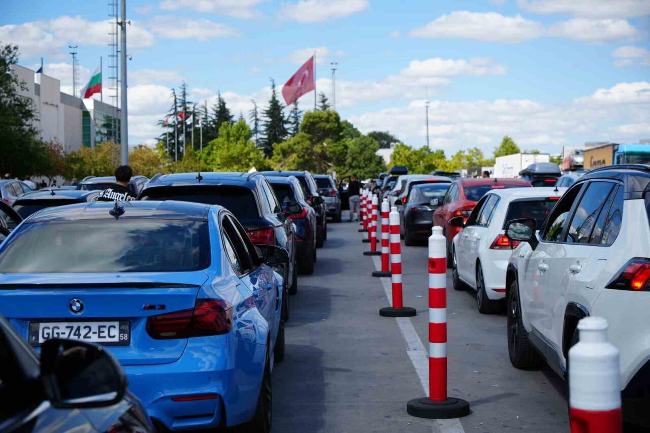 Tatillerini Türkiye’de geçiren gurbetçilerin Avrupa’ya dönüş yolculuğu sürüyor. Kapıkule ve