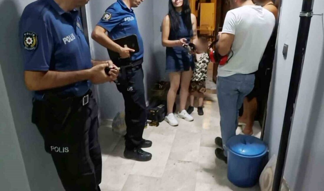 Aksaray’da dairesinin anahtarını kapıda unutup sokakta kalan alkollü kadın, kapısının