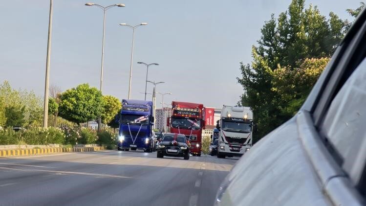 Karabük-Safranbolu kara yolunda düğün konvoyu sırasında trafik güvenliğini tehlikeye düşüren