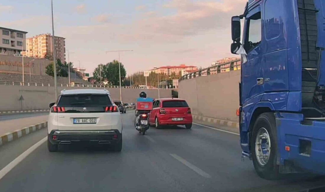 Karabük’te düğün konvoyundaki bazı sürücüler, trafikte tehlikeli hareketlerde bulunarak kural