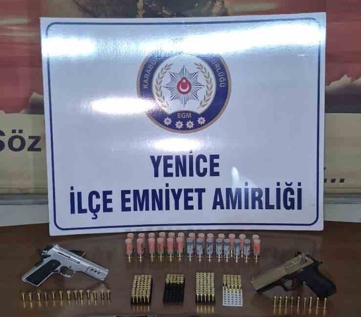 Karabük’ün Yenice ilçesinde bir eğlence mekanında yapılan aramada ruhsatsız silahlar