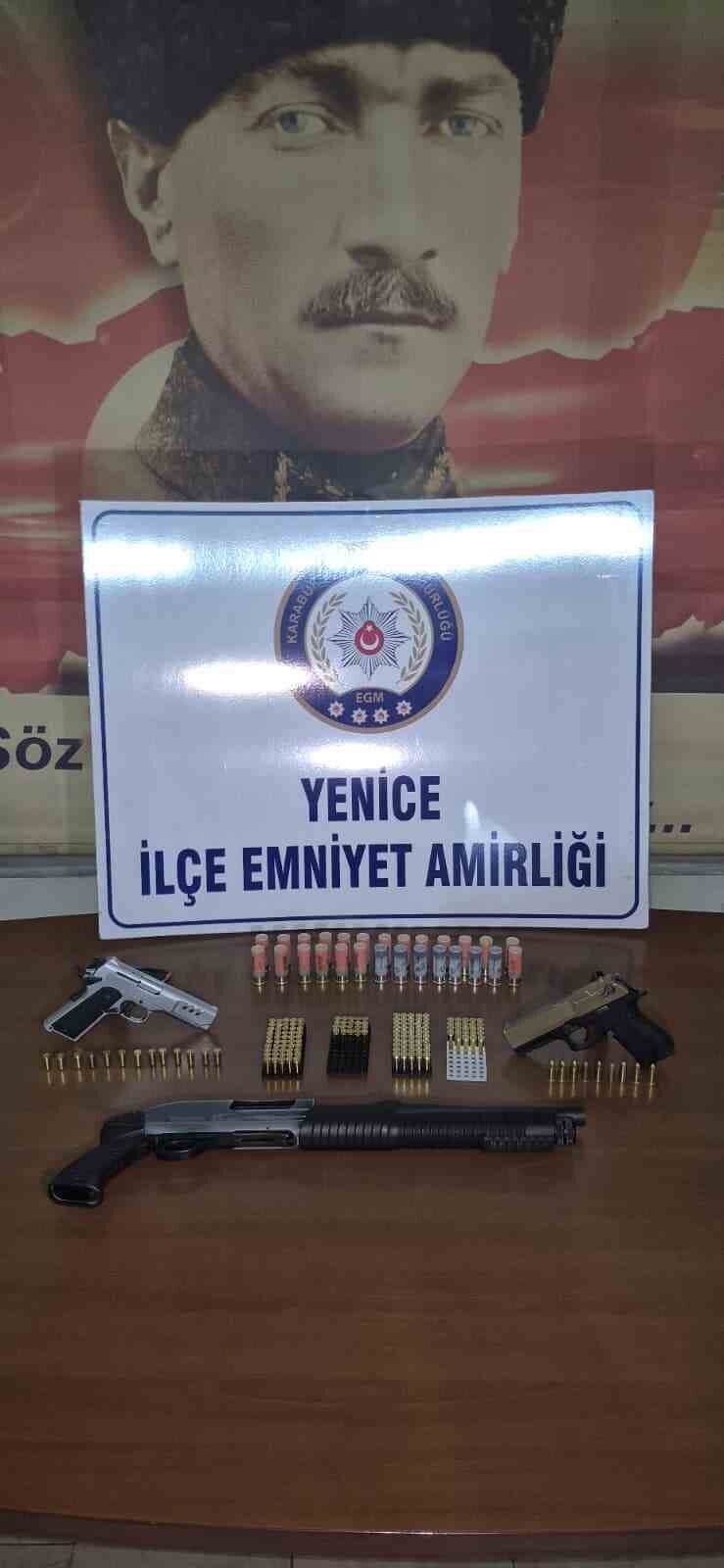 Karabük’ün Yenice ilçesinde bir eğlence mekanında yapılan aramada ruhsatsız silahlar