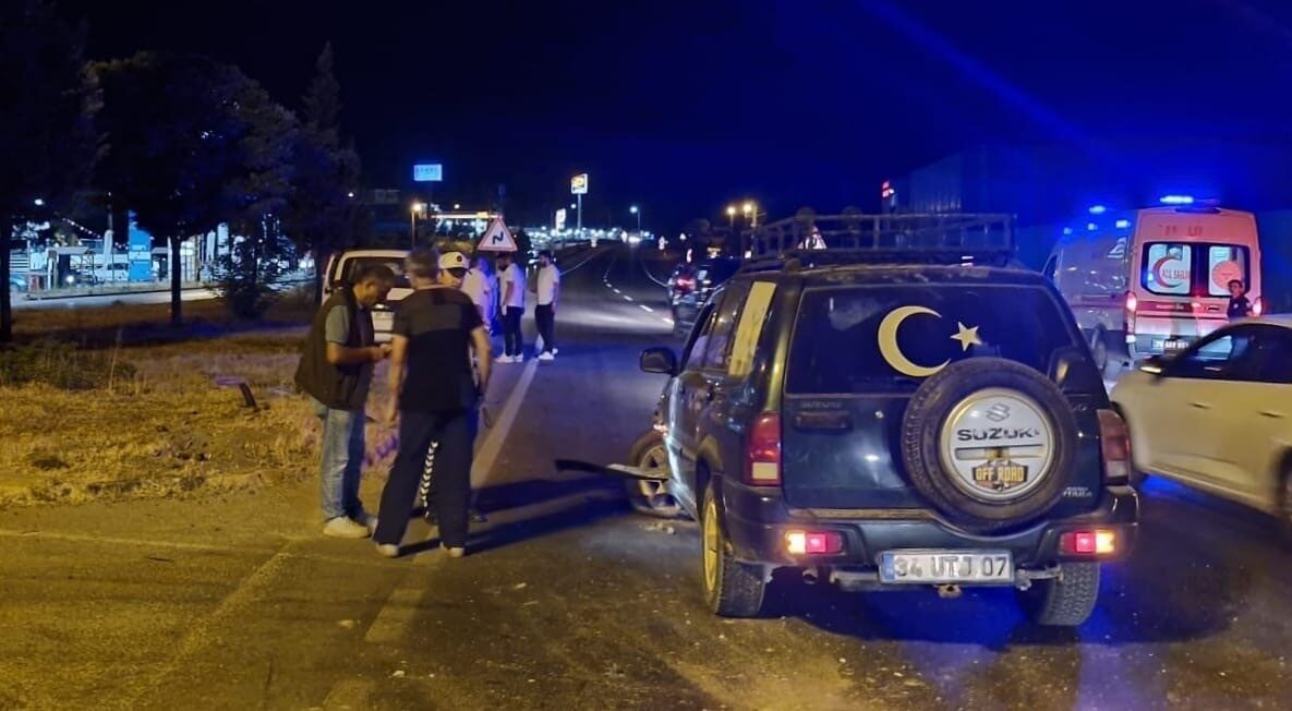 Karabük’te meydana gelen iki ayrı trafik kazasında 3 kişi yaralandı.