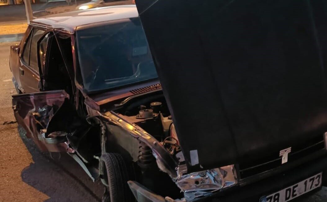 Karabük’ün Eskipazar ilçesinde kamyonet ile otomobilin çarpışması sonucu 2 kişi