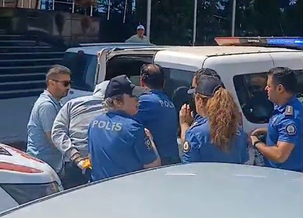 Karabük’te maskeli bir kişi, kuyumcu dükkanını soymaya çalışırken iş yeri