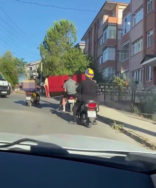 Karabük’ün Safranbolu ilçesinde iki kişinin motosikletle koltuk taşıması, trafikte tehlikeli