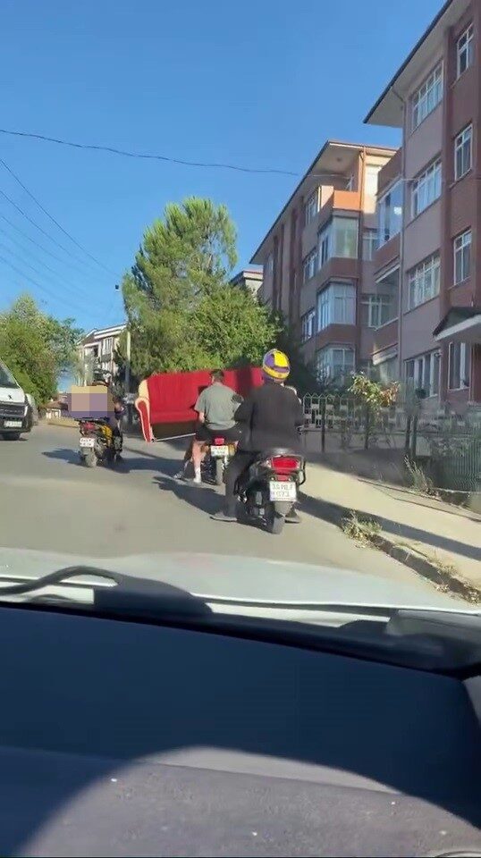 Karabük’ün Safranbolu ilçesinde iki kişinin motosikletle koltuk taşıması, trafikte tehlikeli