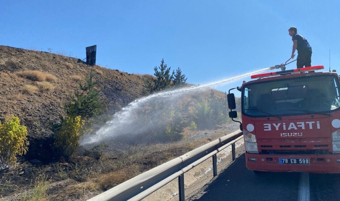 Karabük’ün Eskipazar ilçesinde yol kenarında çıkan ot yangını, büyümeden kontrol